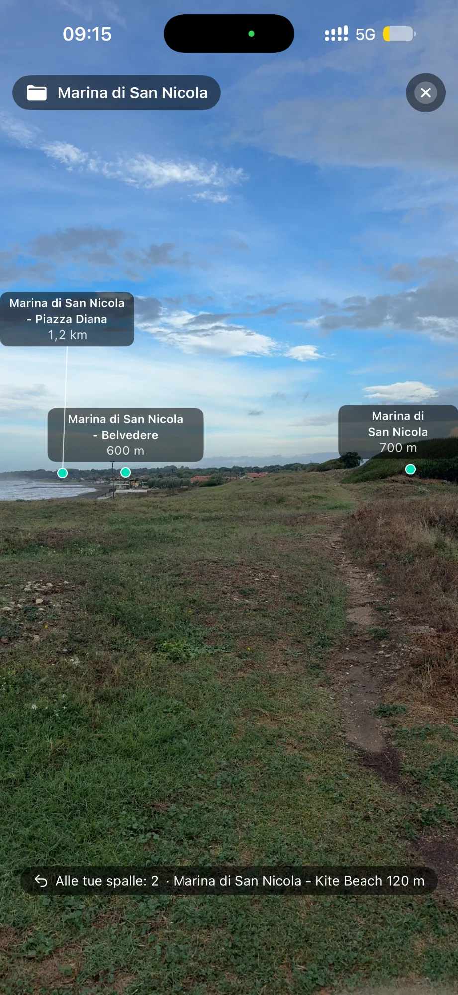 Explorer AR in GeoFix: i waypoint della raccolta selezionata, ciascuno con nome e distanza, nella scena davanti all'iPhone; in basso il riepilogo di quelli alle spalle
