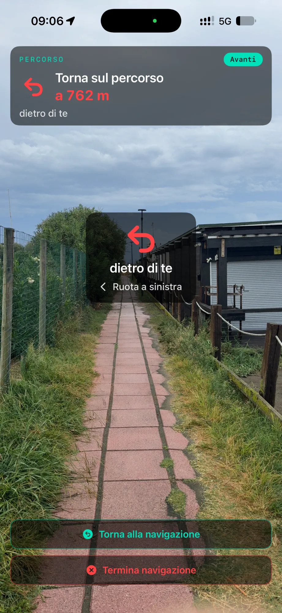 Track Navigation AR in GeoFix fuori traccia: l'indicazione per tornare sul percorso, con la distanza, il punto di rientro alle spalle e il verso in cui ruotare